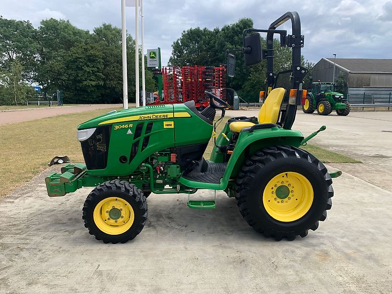 John Deere 3046R ROPS I