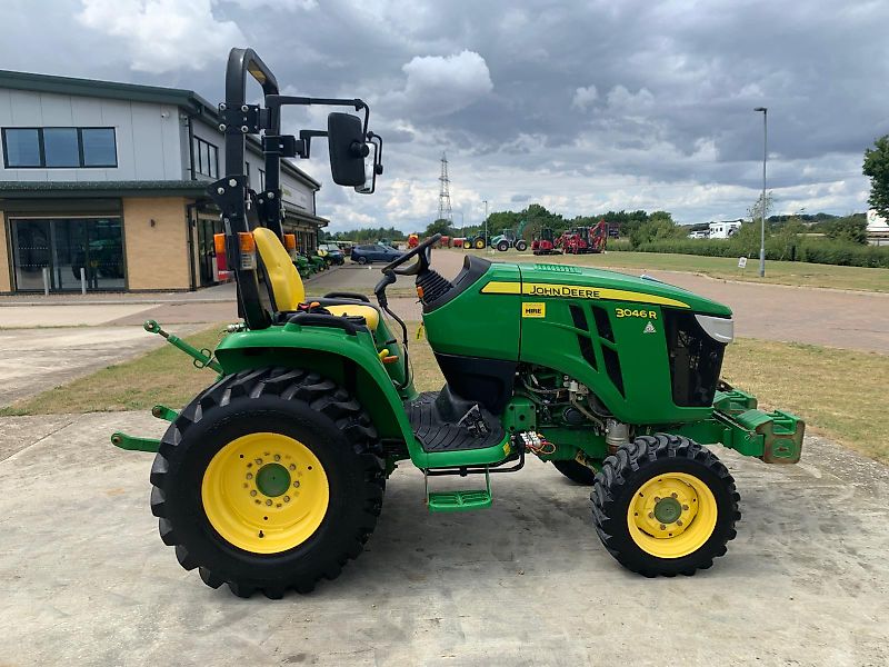 John Deere 3046R ROPS I