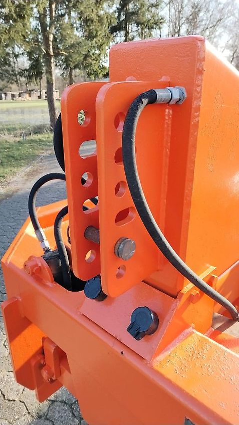 Howard Howard SP5 Schwenkpflug mit 221 cm max. Arbeitsbreite Gummistützrad Höhenverstellung über Spindel Schnittbreitenverstellung hydraulisch für Schlepper um 150 PS sehr gut für hohe Flächenleistung ideal auch zum Schälen ab 5 cm zur Beikrautbekämpfung