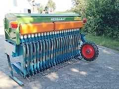 Vredo Köckerling Herbamat 200 Grünlandschlitzdrille 2 m Arbeitsbreite Nachsaatgerät mit 24 Reihen nur 83 mm Reihenabstand ideal für Regeneration von Sportplätzen Deichanssaat Grünlandnachsaat Pferdeweiden und alle anderen Sondernutzungsrichtungen mit Bodenanpas