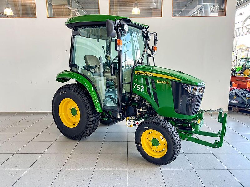 John Deere 3046R