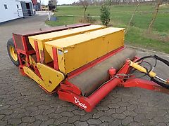 Vredo Vredo Grünlandschlitzdrille 2 m aufgesattelt 5 cm Reihenabstand 40 Reihen mit grosser 600 mm Wasserbefüllbarer Walze Nachsaatgerät mit 2 verbauten 2 m Aggregaten in 5 cm versetzter Ausführung in aufgesattelter Ausstattung Leergewicht ohne wassergefüllte W