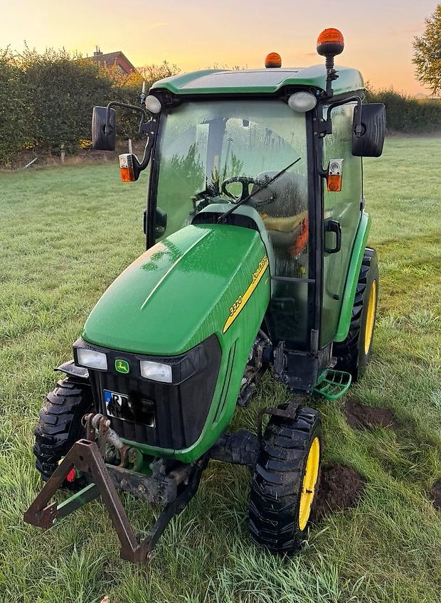 John Deere 3320