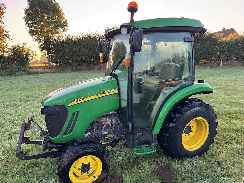 John Deere 3320